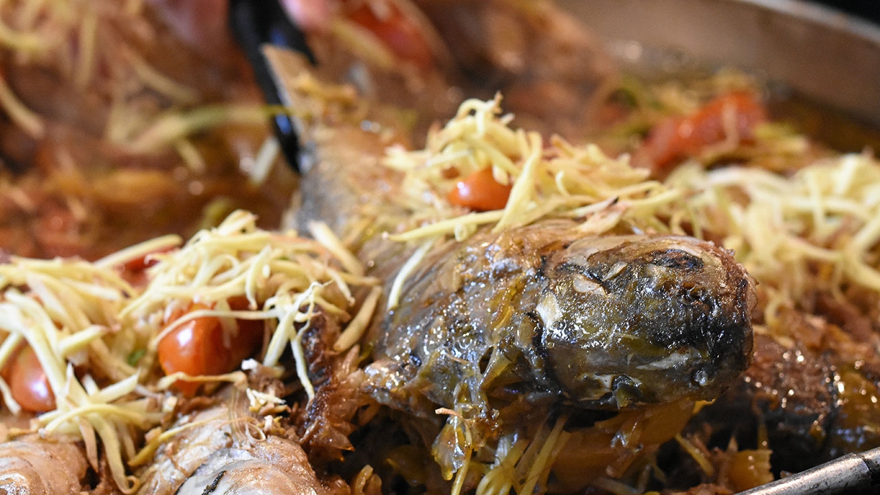 กระเพาะหมูตุ๋นละมุนลิ้น “เฮียไม่ใส่เสื้อ (เจ๊หนิง)”