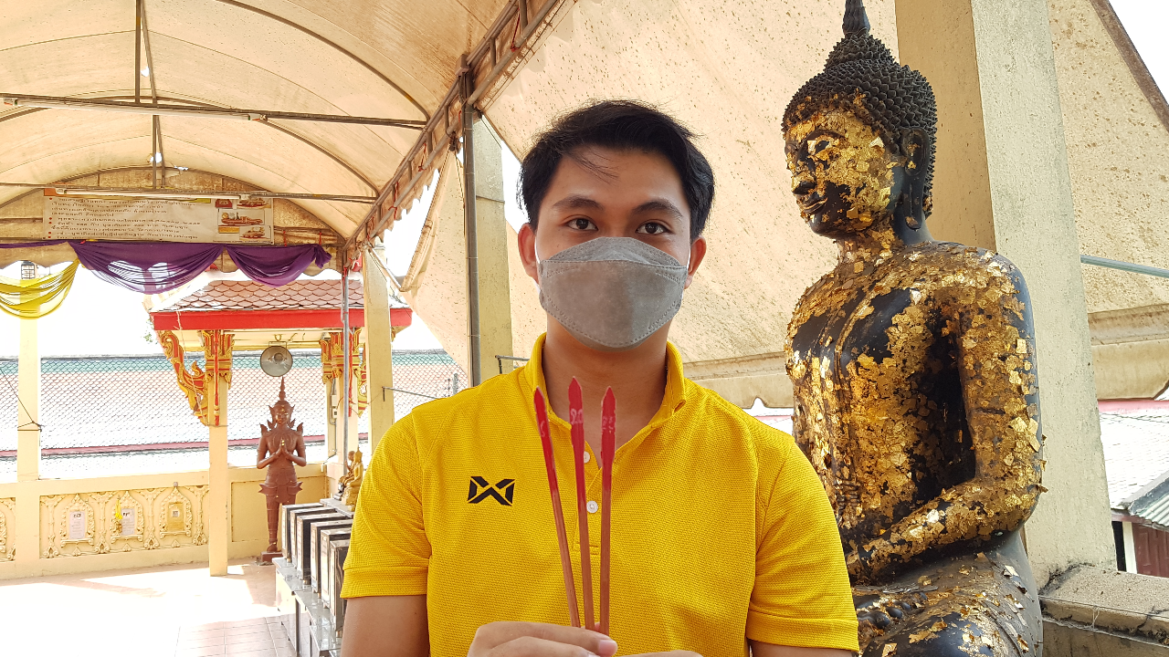 คอหวยคึกคัก เขย่าเซียมซี "หลวงพ่อสมหวัง" อธิษฐานขอ "เลขเด็ด" ลุ้นงวด 1/2/65