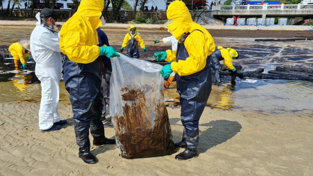 ขุดร่องชายหาดแม่รำพึง ดักคราบน้ำมัน ต้องเสร็จก่อนน้ำทะเลขึ้น