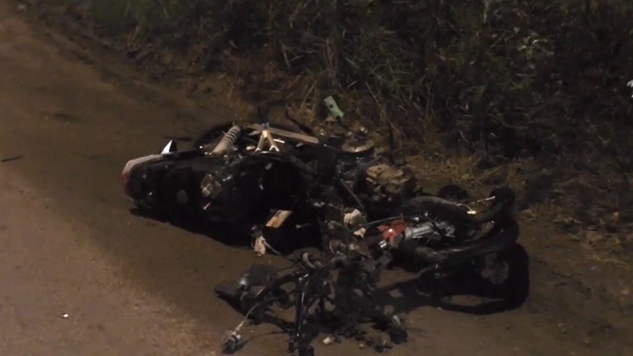 เก๋งซิ่งข้ามเลน "ชน-ลาก" จยย. สลดสาว 16 ซ้อนท้ายกันมา เป็นศพดับคู่