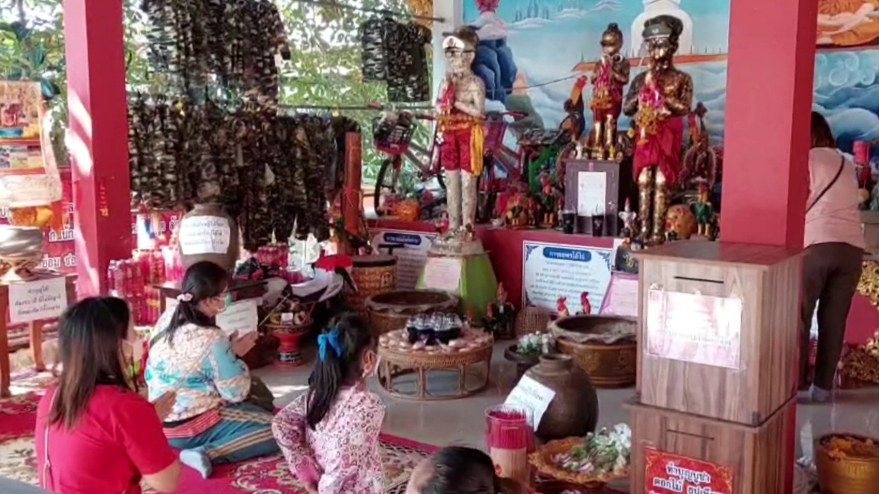 ช่วงตรุษจีน คอหวยนำขนมเปี๊ยะมาขอโชคลาภ ดูอ่างน้ำมนต์ที่วัดโสมนัสตุ้มท่า 