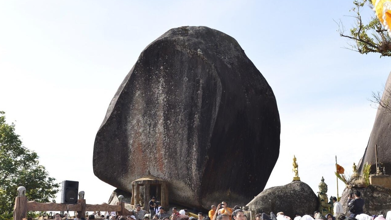 เขาคิชฌกูฏ 2565 เตรียมเปิดให้นักแสวงบุญ ขึ้นนมัสการรอยพระพุทธบาทแล้ว