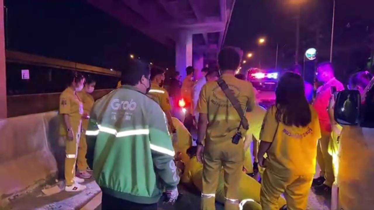 จยย.หลุดโค้งสะพานกลับรถ คนขี่ร่วงตกพื้นเบื้องล่างเจ็บสาหัส