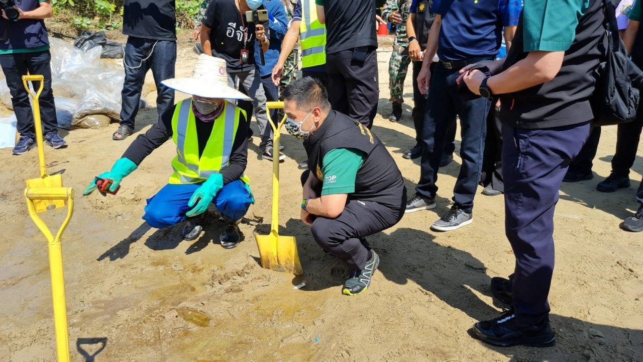 วราวุธไปหาดแม่รำพึง สั่งระดมกำลังป้องกันเกาะเสม็ด คาดคืนนี้น้ำมันถึงหาด