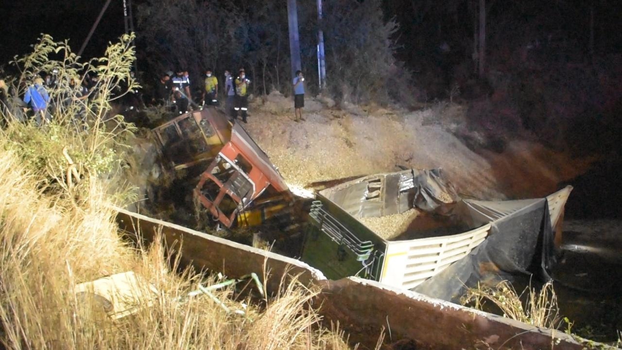 รถไฟหนองคาย-กทม.ชนพ่วง 18 ล้อ หัวรถจักรตกคลอง คนขับ-ช่างเครื่องตาย 2 ศพ