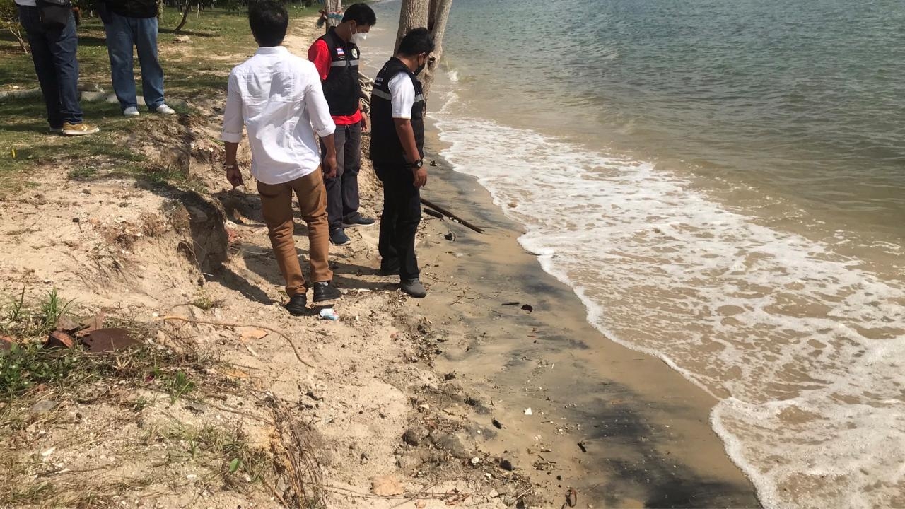 คราบน้ำมันรั่วขยายวง ล่าสุดลอยขึ้นติดชายหาดเภตรา และหาดแหลมเจริญแล้ว