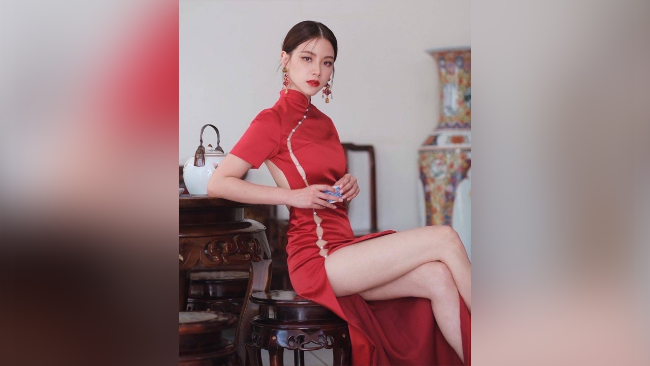 ใบเฟิร์น พิมพ์ชนก แซ่บรับตรุษจีน ใส่ชุดกี่เพ้าเห็นแผ่นหลัง-เรียวขาสวยๆ