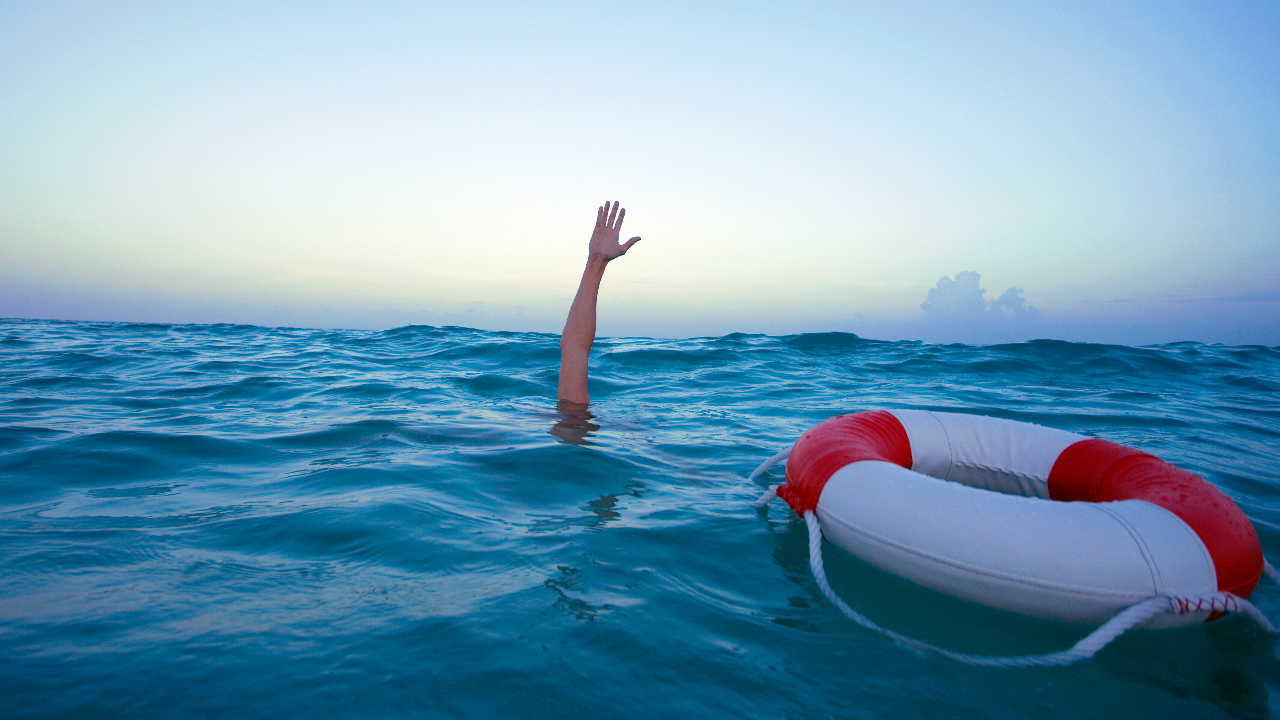 "เพื่อนจมน้ำ" อย่าเพิ่งกระโดดลงไปช่วย พร้อมแนะวิธีช่วยเหลือที่ถูกต้อง