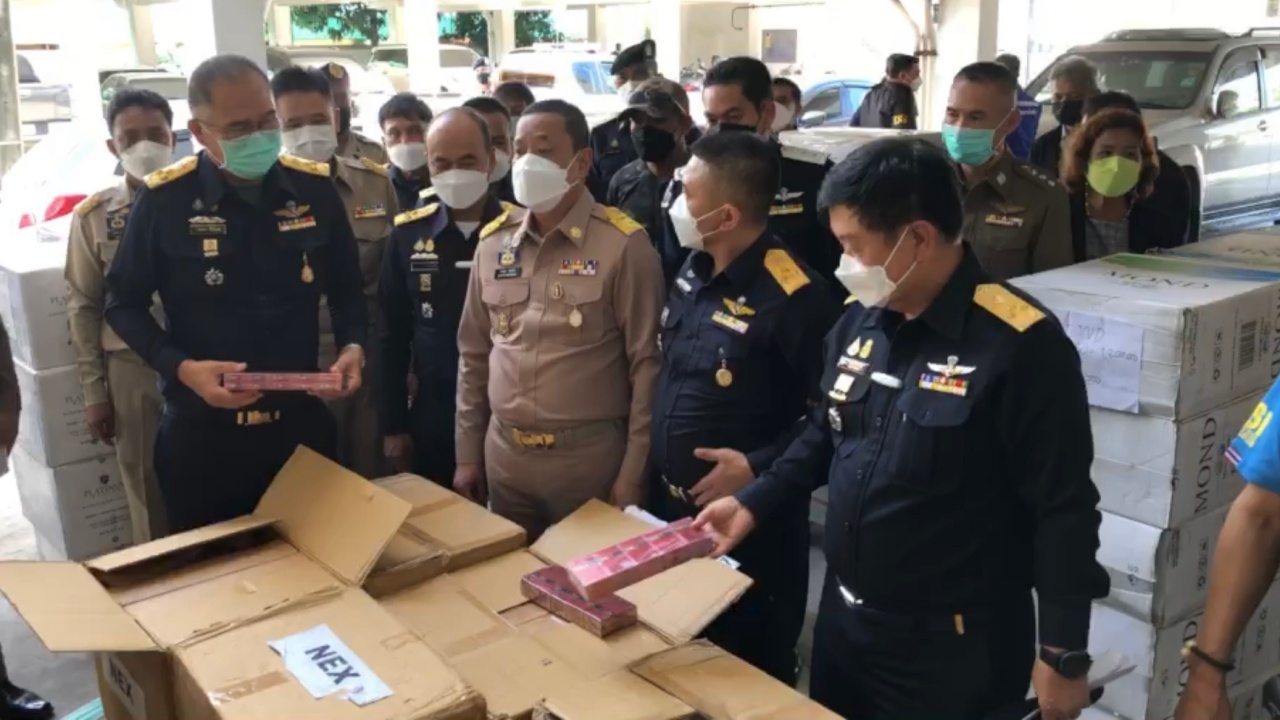 บุกทลายโกดัง ซุกบุหรี่ เหล้าเถื่อน ในหาดใหญ่ เลี่ยงภาษีกว่า 500 ล้าน