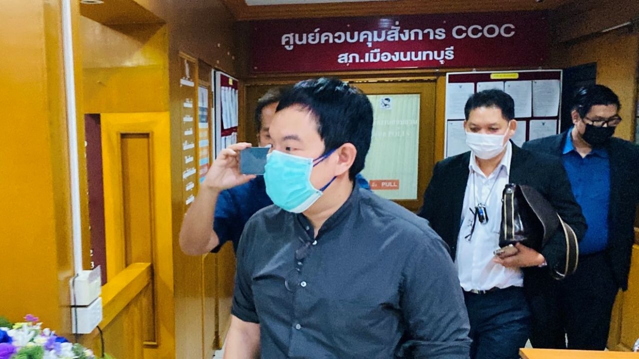 จ๊อบ ให้ปากคำตร.เก็บลายนิ้วมือ ขณะที่โรเบิร์ตไปลงเรือจำลองเหตุการณ์แล้ว