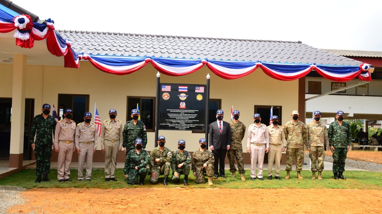 ฝึกคอบร้าโกลด์ 3 ชาติร่วมสร้างอาคารอเนกประสงค์ มอบให้ รร.-ชุมชน จ.ตราด