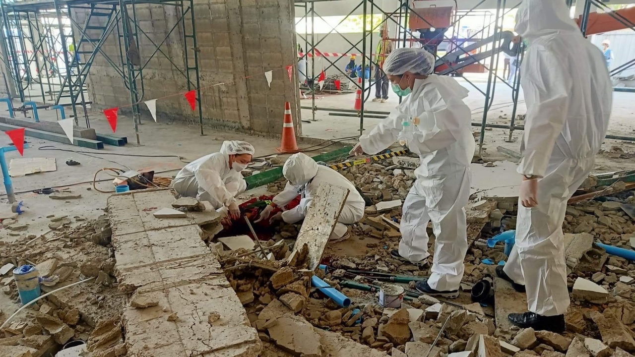 ผนังกำแพงก่อสร้างโรงงานดัง จ.ลำพูน ถล่มพัง ทับ 3 คนงานดับคาที่