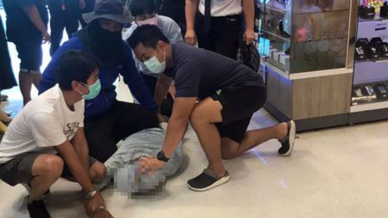 พลเมืองดียื่นขาสกัด โจรชิงทองห้างที่ตาคลี ล้มหัวคะมำ โดนรวบตัวส่งตำรวจ