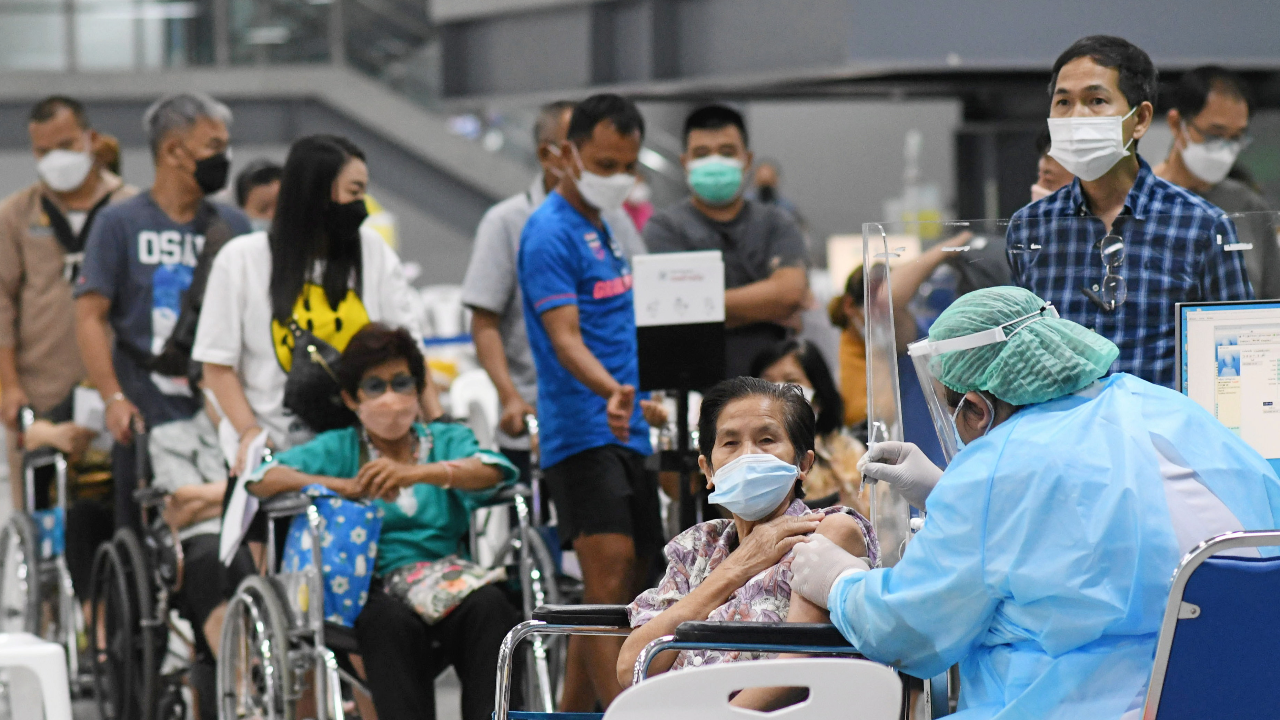 แนะบุตรหลาน รีบพาผู้สูงอายุไปฉีดวัคซีน รับมือก่อนเทศกาลสงกรานต์มาถึง