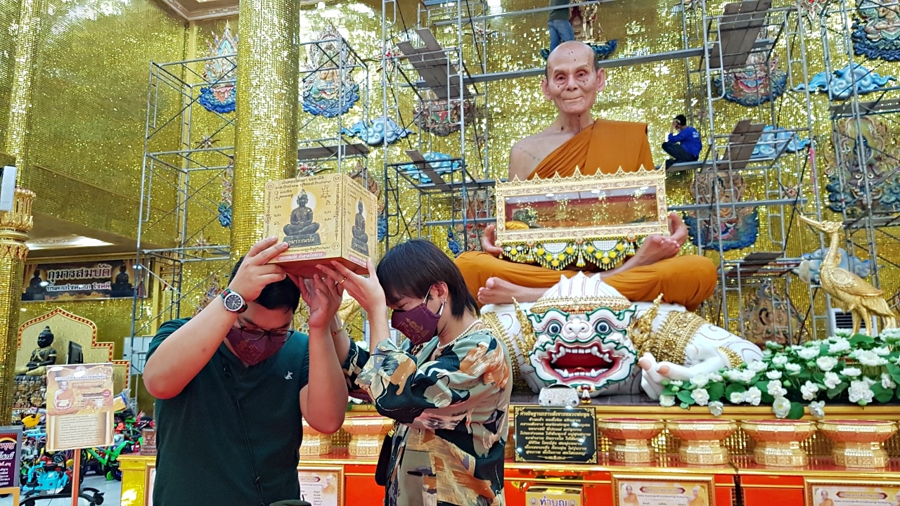 สายบุญเดินทางมากราบไหว้องค์ "หลวงพ่อพูล" ไม่ลืมขอ "เลขเด็ด" ไปลุ้นโชค