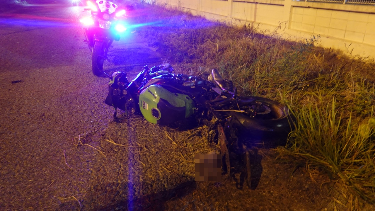 บิ๊กไบค์พุ่งชนกำแพงมอเตอร์เวย์ หนุ่มหัวฟาดเสาไฟทางศีรษะแตก ดับสลด