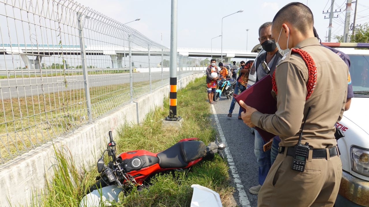 หนุ่ม 35 ชะตาขาด จยย.หลุดโค้งชนกำแพงรั้วมอเตอร์เวย์ครูด 10 เมตรตายคาที่