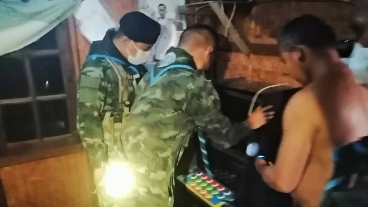 ทหารบุกจับ "นักพนัน" ใน อ.ปาย หลังแอบลักลอบมั่วสุมเล่น "ตู้สล็อต"