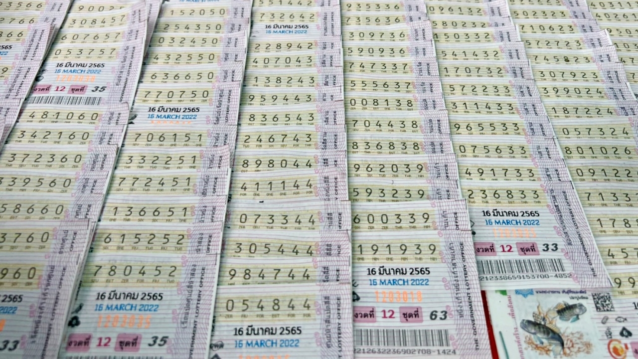 งวดนี้หวยออกวันพุธ นักเก็บสถิติยิ้มหวาน เจอ "เลขเด็ดงวดนี้" ออกซ้ำ 2 รอบ