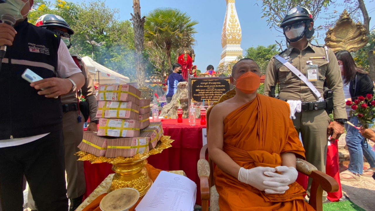 พระครูไก่ ถูกหวย 18 ล้าน เชื่อเป็นทรัพย์เทวดา นำเงินถวายวัด-แจกทานเกลี้ยง