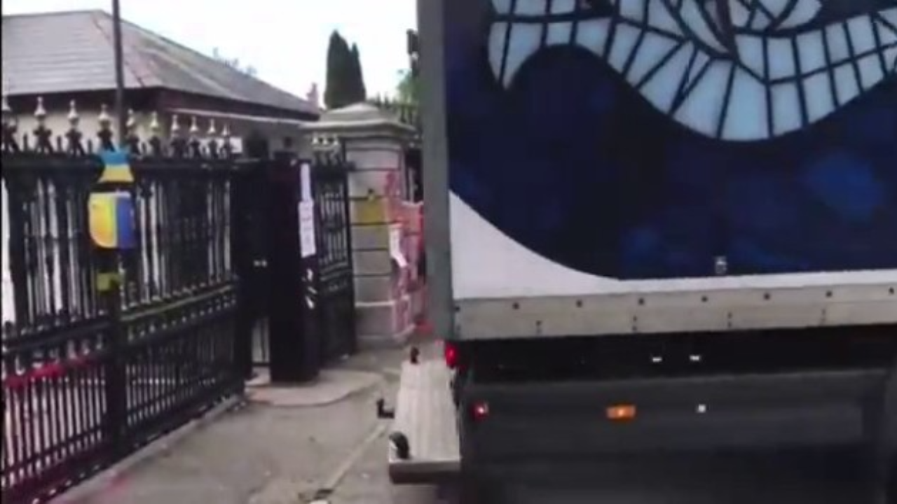 ชายขับรถบรรทุกชนรั้วสถานทูตรัสเซียในไอร์แลนด์ ประท้วงสงครามรัสเซีย-ยูเครน