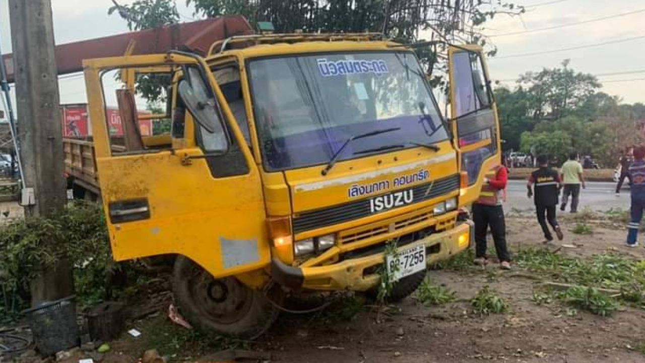 หกล้อแหกโค้ง พุ่งลงข้างทาง-ฟาดเสาไฟ คนงานเจ็บ 6 กระเด็นตาย 2 ศพ