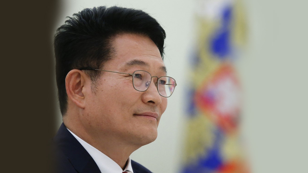 หัวหน้าพรรครัฐบาลเกาหลีใต้ โดนชายบุกใช้ค้อนทุบหัวบาดเจ็บระหว่างเดินหาเสียง 