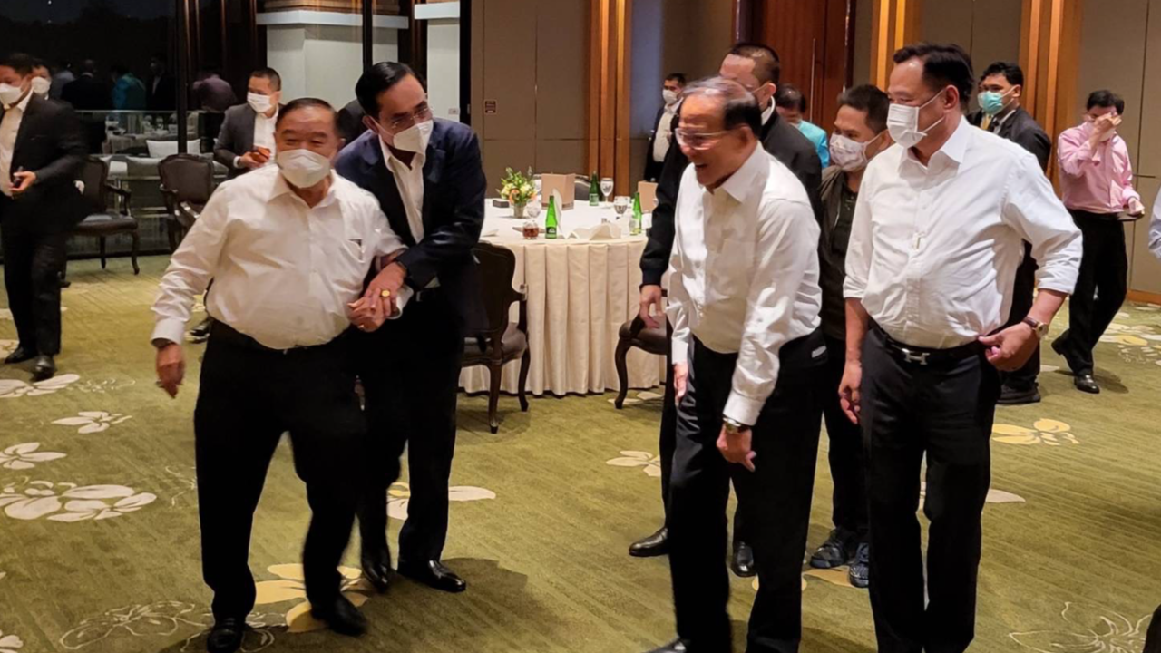 "ตู่" โชว์หวานโอบกอด "พี่ป้อม" ดินเนอร์ชื่นมื่น ไร้คุยยุบสภา-ปรับ ครม.