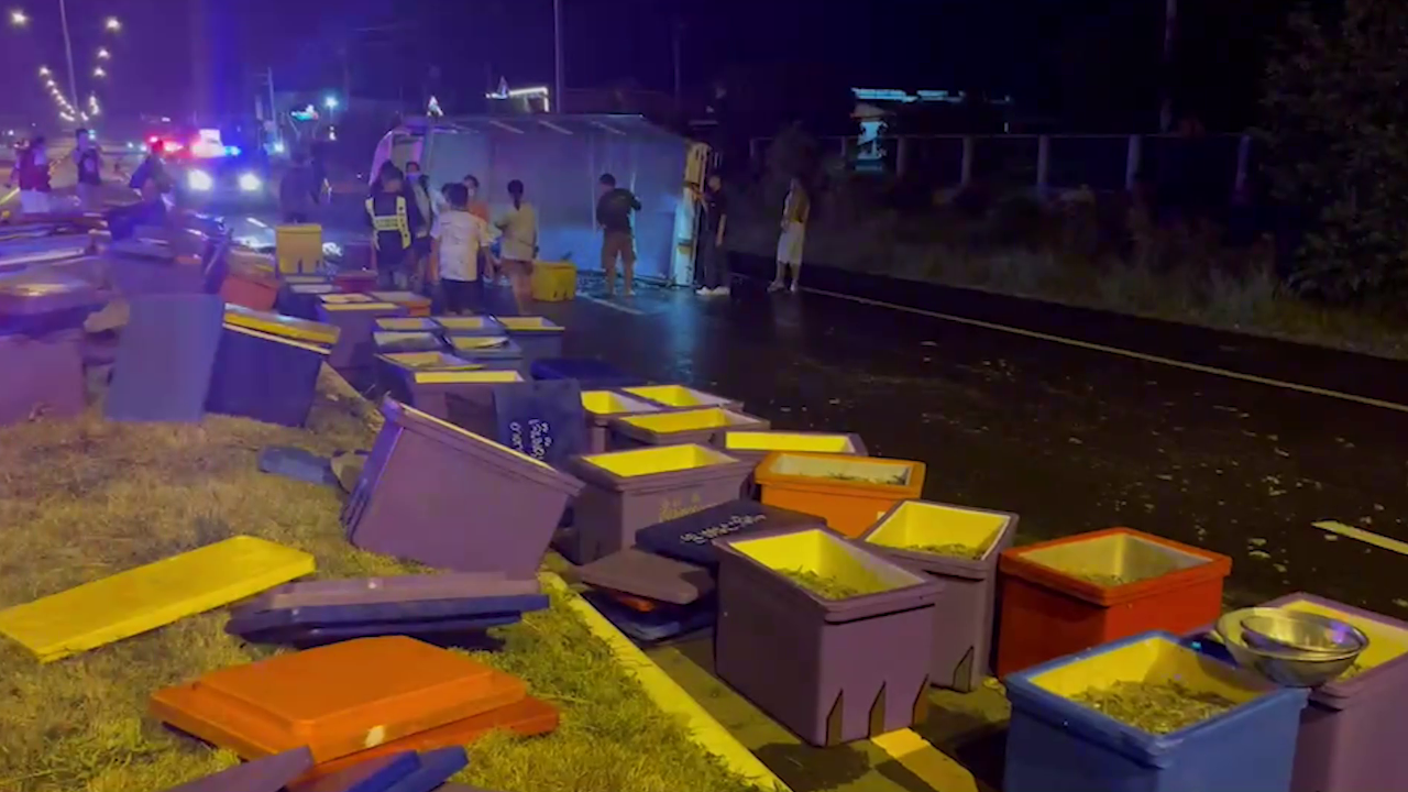 หกล้อยางแตก หมุนเคว้งพลิกคว่ำ เทกระจาดกุ้ง 2 ตัน ตกเกลื่อนถนน