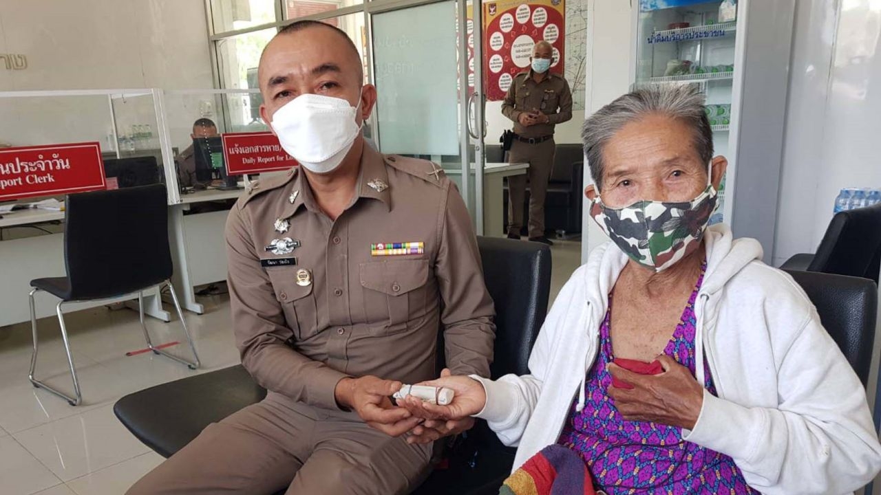 ตำรวจเขาสวนกวาง เก็บห่อเงิน 1.3 หมื่นส่งคืนให้ยาย หลังทำตกไว้บนโรงพัก