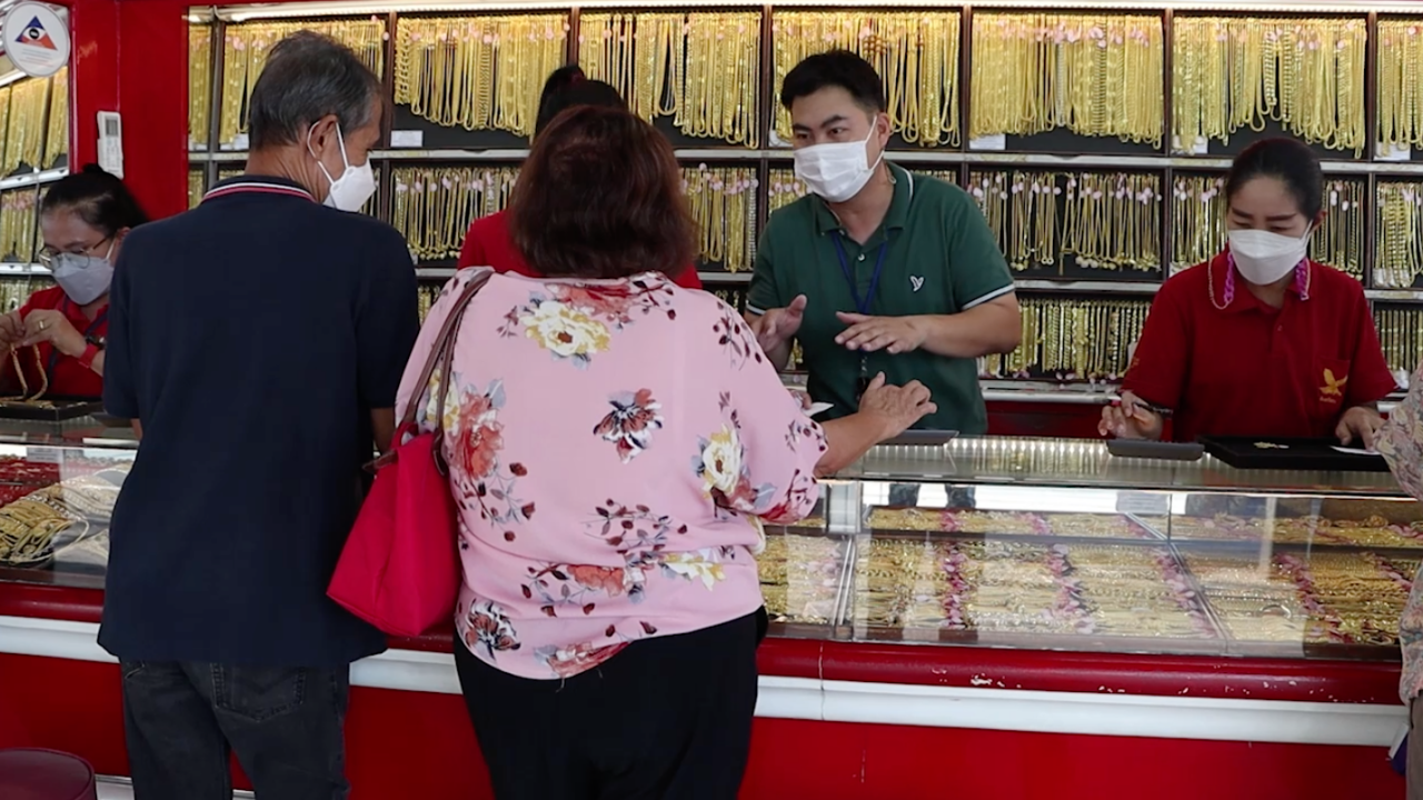 ชาวเชียงใหม่แห่นำทองออกขายคึกคัก หลังสู้รบรัสเซีย-ยูเครนยืดเยื้อ