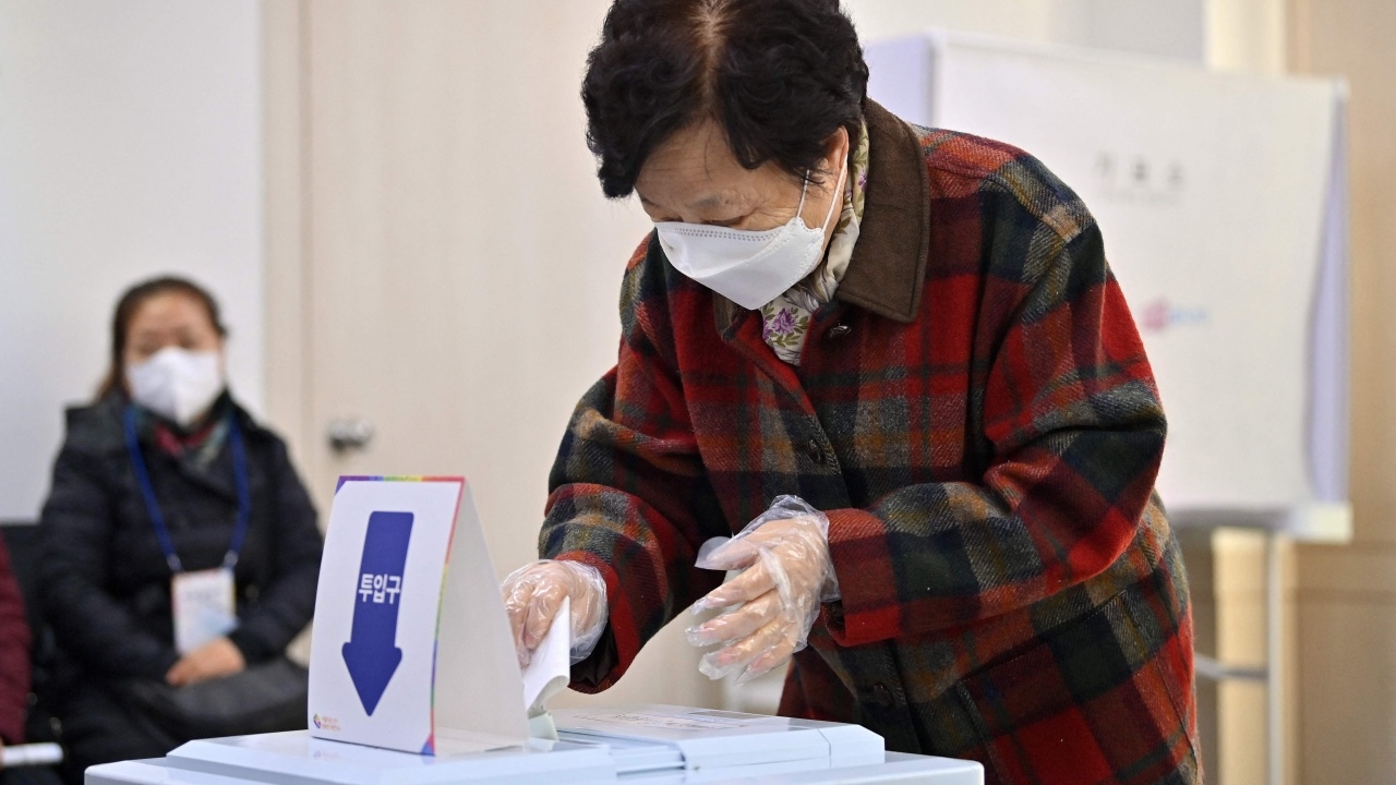 เกาหลีใต้ติดเชื้อโควิดทุบสถิติ 3 แสนในวันเลือกตั้ง