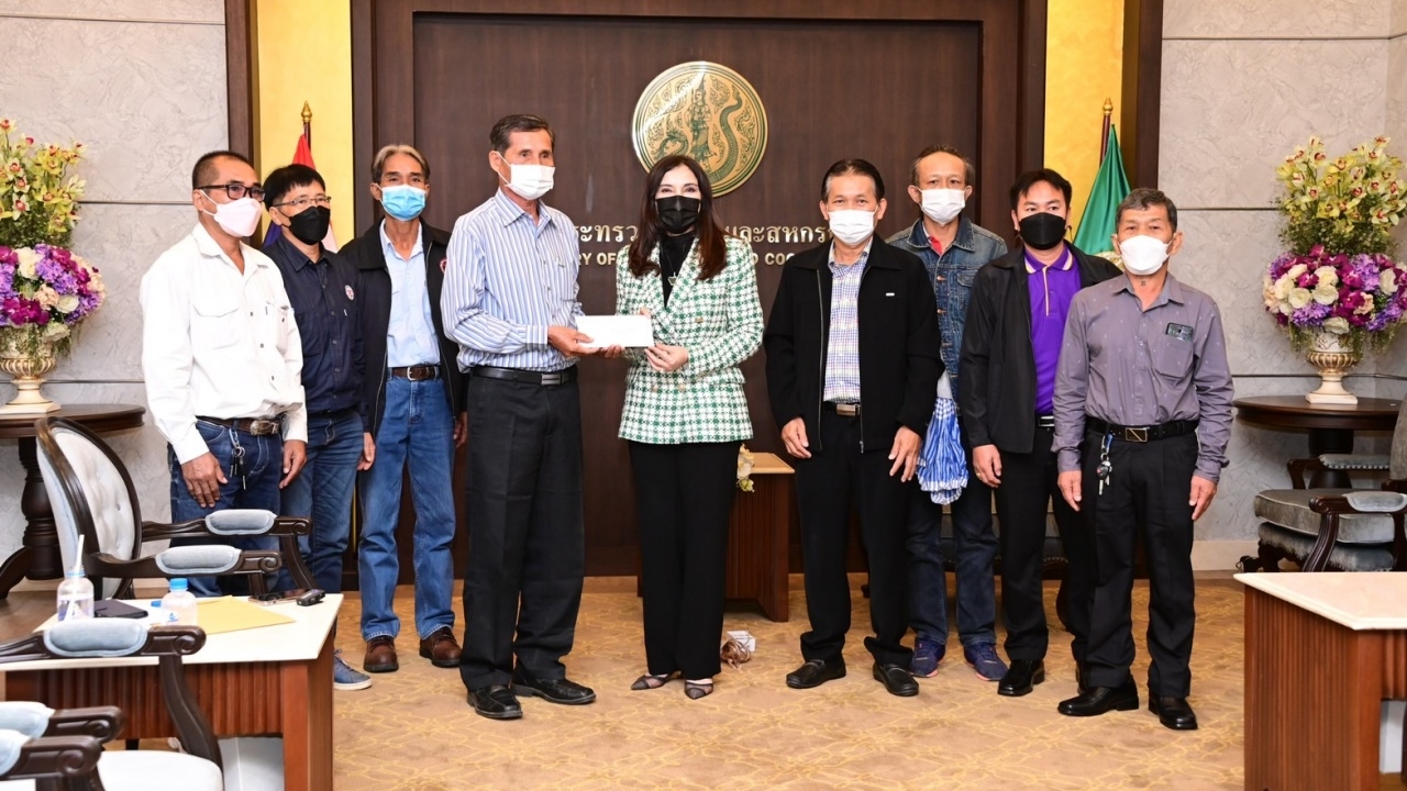 ชุมนุมสหกรณ์นมไทย-เดนมาร์ค ร้อง ก.เกษตรฯ ช่วยสางโควตานมโรงเรียน