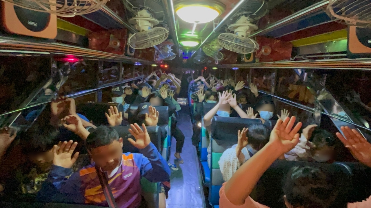 สกัดจับ "ต่างด้าวเถื่อน" นั่งมาเต็มรถบัส โดนค่าหัวคนละ 26,000-28,000