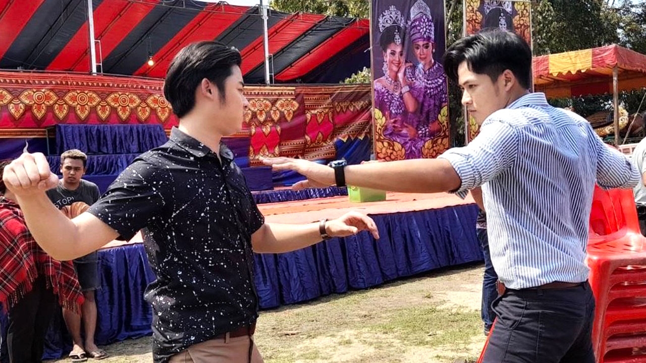 ริส ยอมไม่ได้โดน ฟอร์ม เรียก "ไอ้ลูกแหง่" ลิเก 2 คณะยกพวกตีกัน ใน "พยัคฆ์ยี่เก"