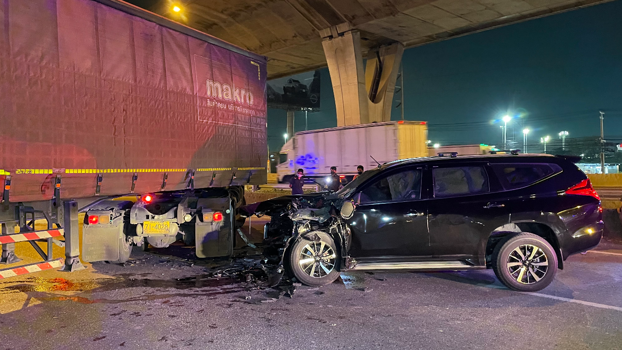 "รถพ่วง" ตีวงเลี้ยว "ปาเจโร" ซิ่งชนกลางลำ-พังยับ คนขับติดซาก คาดหลับใน