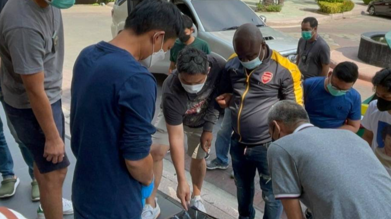 กรมศุลกากรจัดชุดปฏิบัติการจับชายชาวกินี ลอบขนโคเคนในช่องท้อง 54 ก้อน