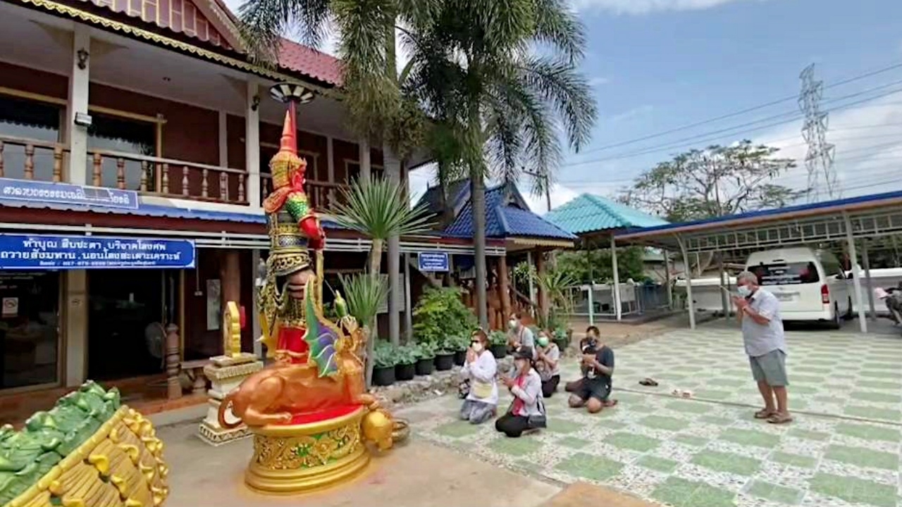 คอหวยมาขอพร "ท้าวเวสสุวรรณ" ไม่พลาดได้ "เลขเด็ดงวดนี้" ลุ้นโชค 16/3/65