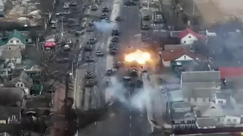 นาทีระทึก ยูเครนซุ่มโจมตีรถถังรัสเซีย สกัดเริ่มกลับมาลุยบุกกรุงเคียฟ  (คลิป)