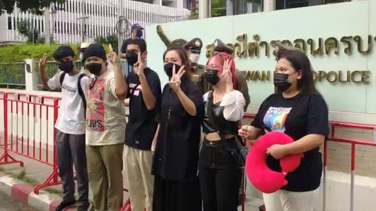 ใบปอ ทะลุวัง กับพวก เข้ารับทราบข้อหา 112 สน.ปทุมวัน กรณีจัดโพลขบวนเสด็จ