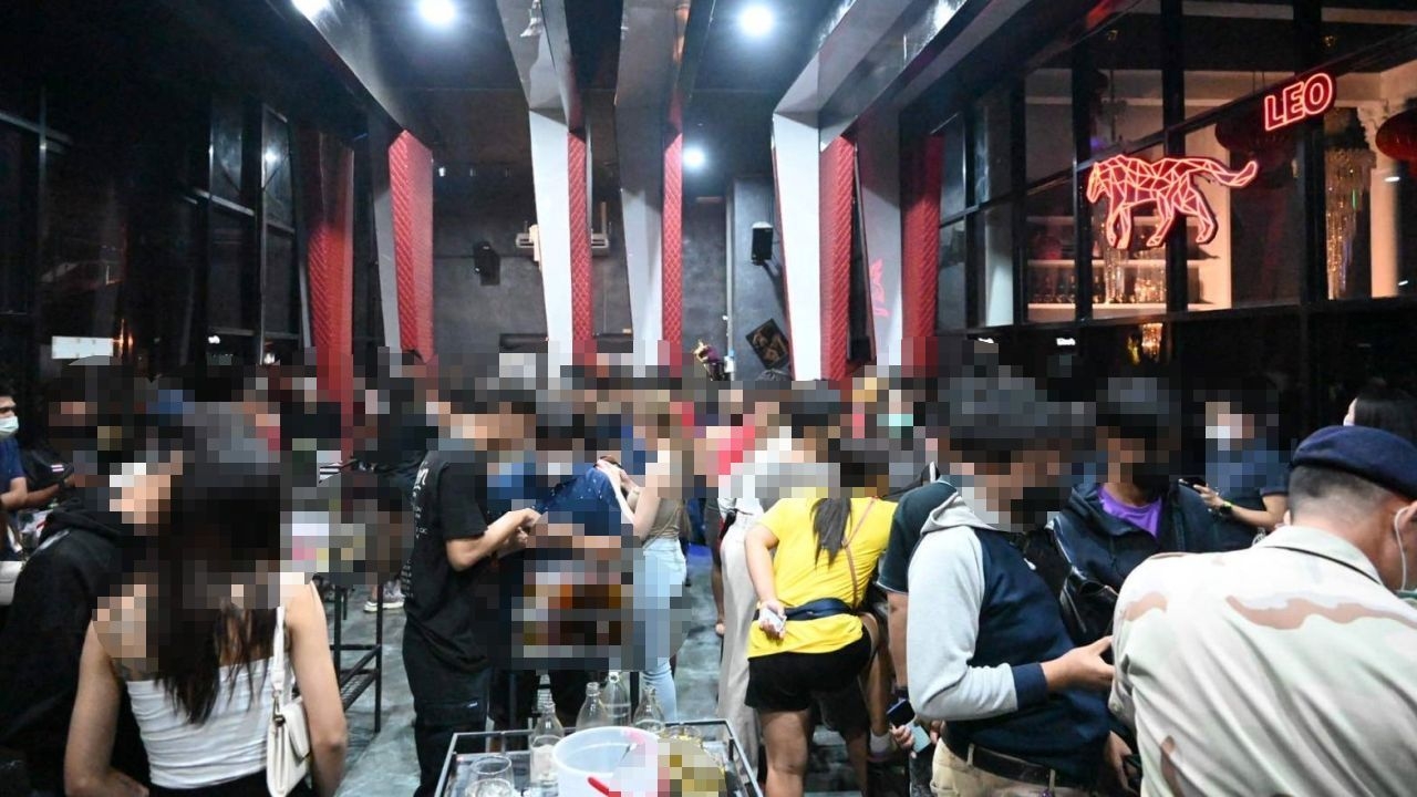 บุกจับร้านอาหารกลางเมืองโคราช ลอบเปิดขายสุราเกินเวลา ไม่สนมาตรการโควิด