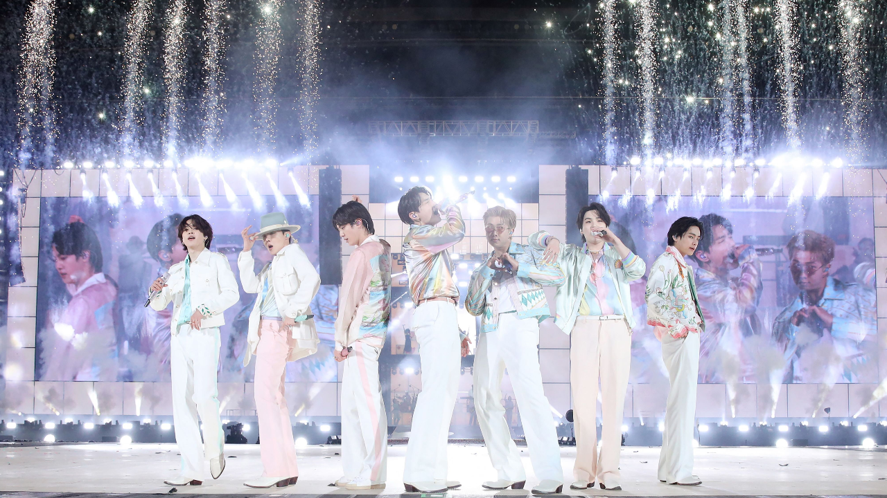 BTS จัดคอนเสิร์ตใหญ่ เหล่าอาร์มี่ 15,000 คนร่วมชมแน่นสนามกีฬาในกรุงโซล