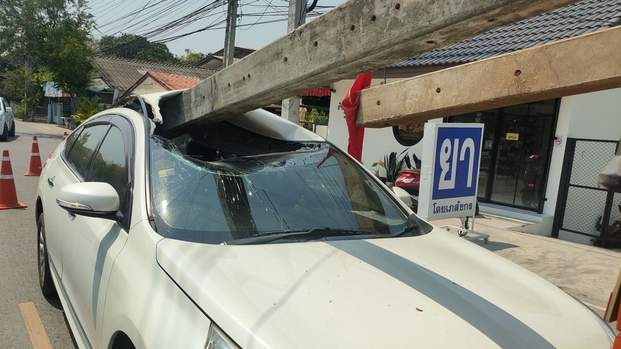 สาวลำพูนขับเก๋งตามรถบรรทุกเสาไฟ เบรกกะทันหัน พุ่งอัดท้ายหวิดถูกเสาเสียบ