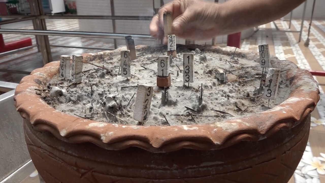 คอหวยแห่กราบไหว้ขอพร "ท้าวเวสสุวรรณ" พร้อมส่อง "เลขเด็ด" มงคลลุ้นโชค