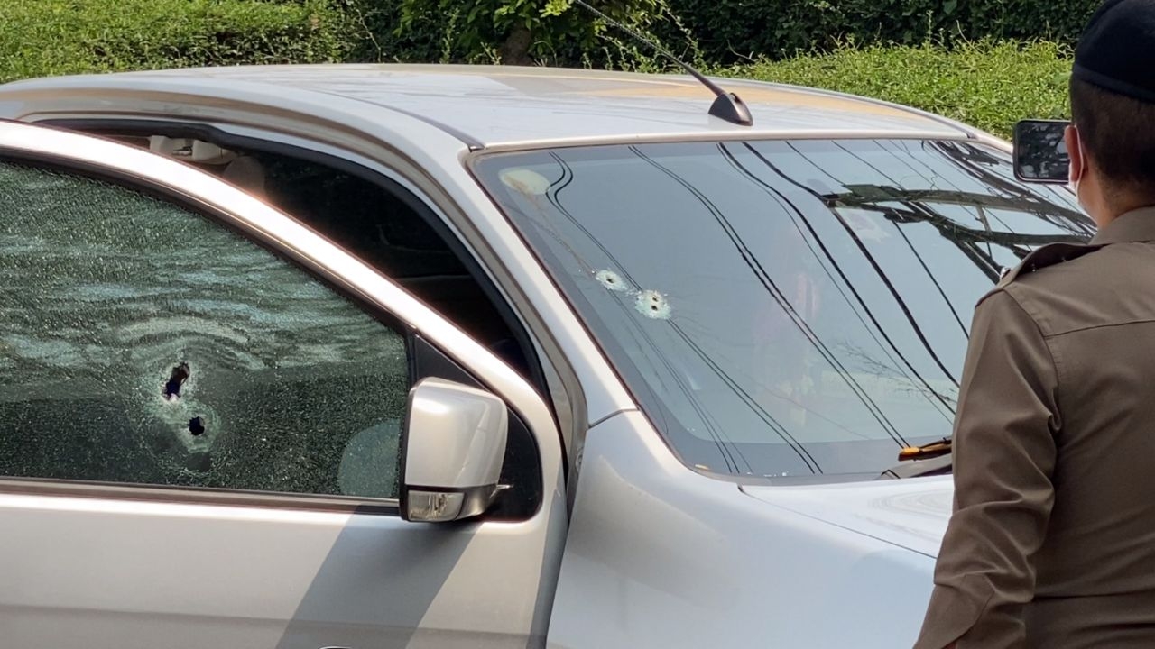 รักสามเส้าเคลียร์ไม่จบ หนุ่ม 48 เอาปืนยิงคู่กรณีสาหัส หน้าอำเภอพนมสารคาม