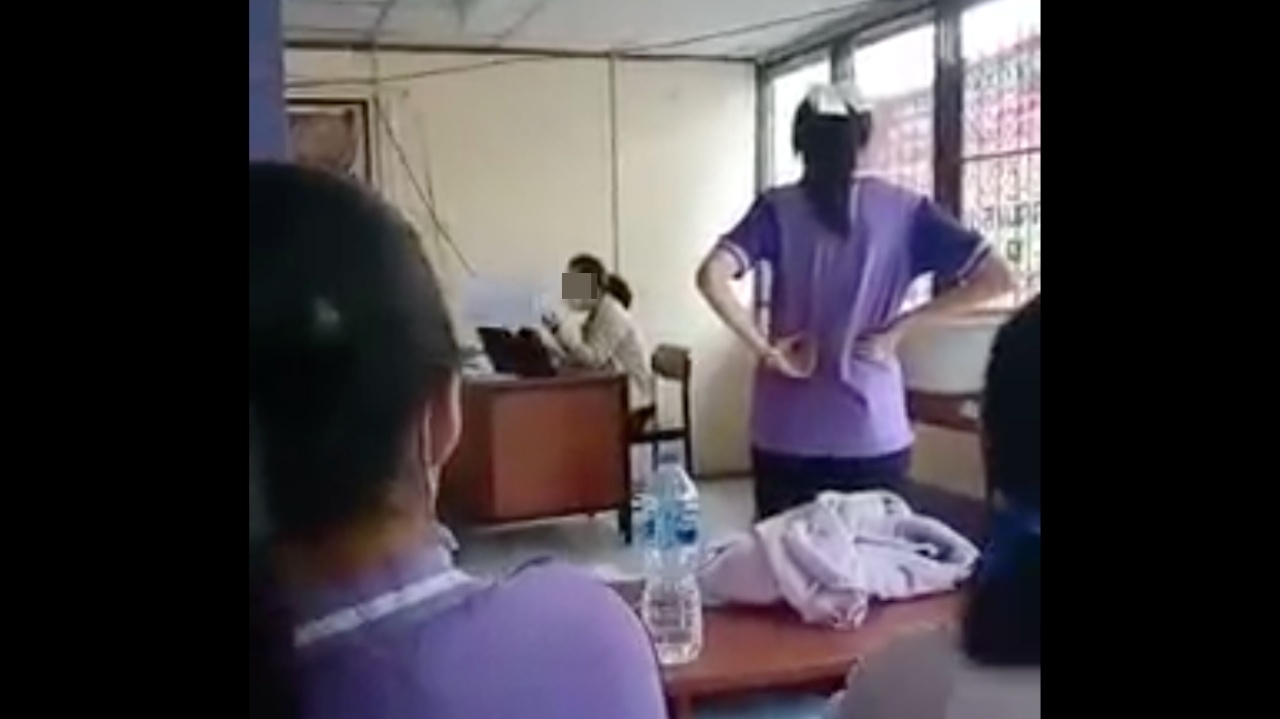 ได้เหรอครู โยนงานนักเรียนลงพื้น ให้หากันเอง โรงเรียนเรียกตักเตือนแล้ว (คลิป)