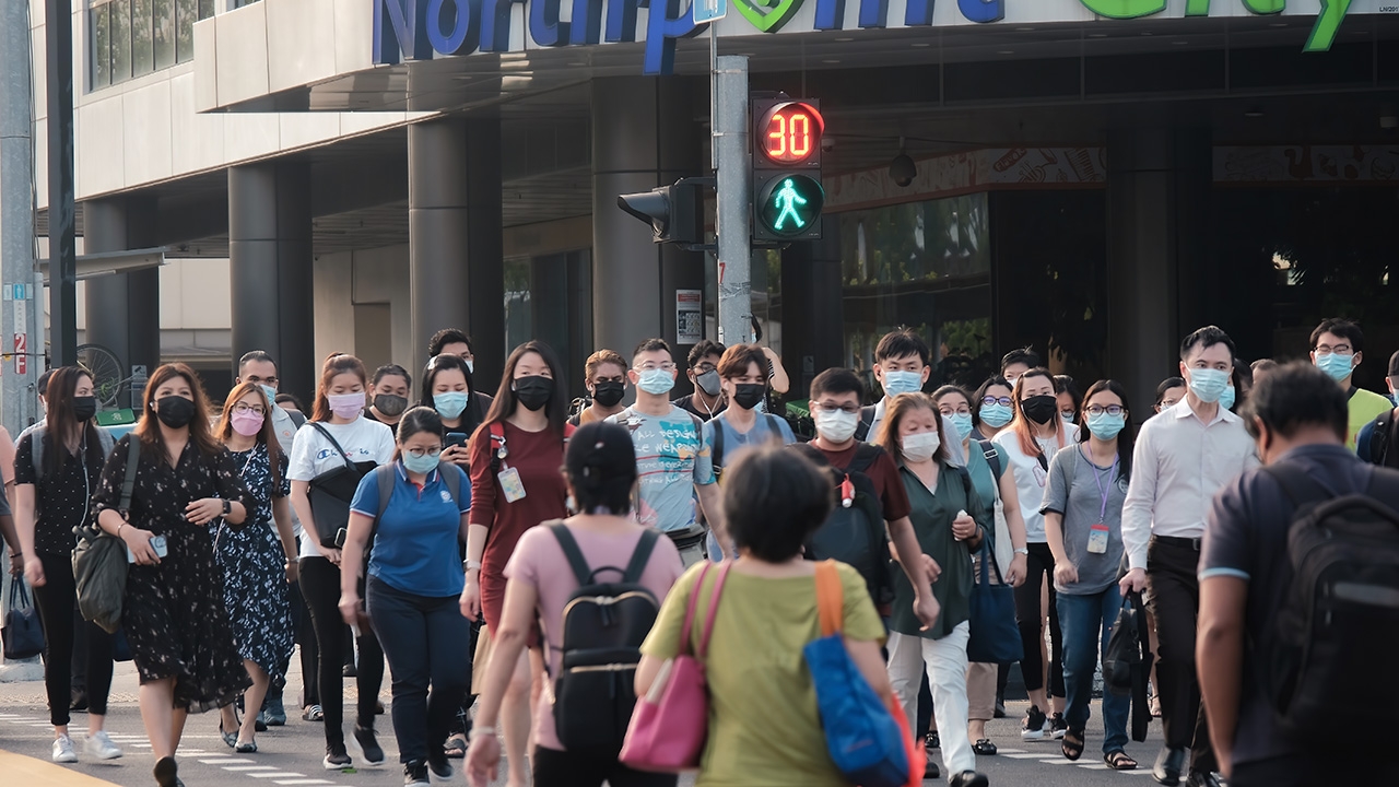 สิงคโปร์ดึงดูดแรงงานต่างชาติที่มีทักษะสูงให้เข้าประเทศ