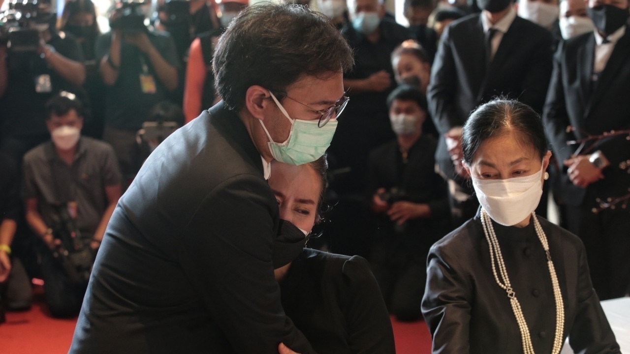 ภาพพิธีรดน้ำศพ สรพงศ์ ชาตรี ลูกเมียร่ำไห้กราบลาเป็นครั้งสุดท้าย