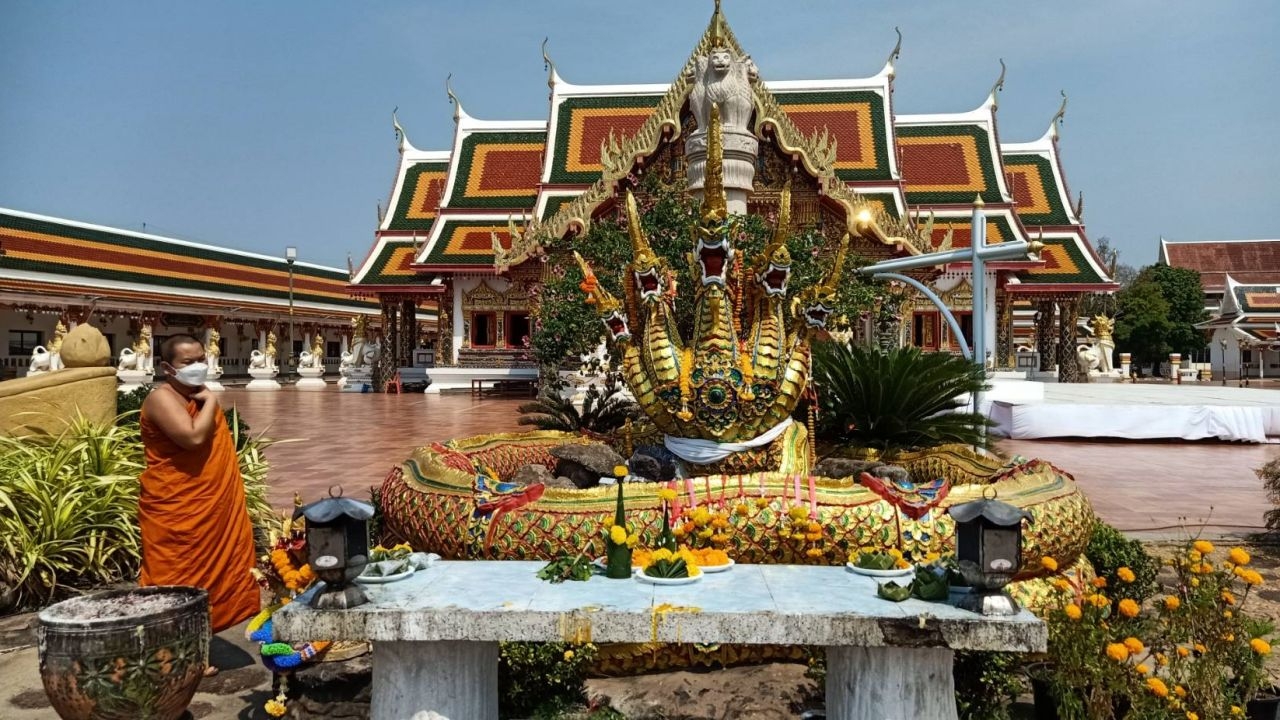 พญาสุวรรณนาค วัดพระธาตุเชิงชุม สักการะเป็นสิริมงคล เคยมีคนถูกรางวัลที่ 1