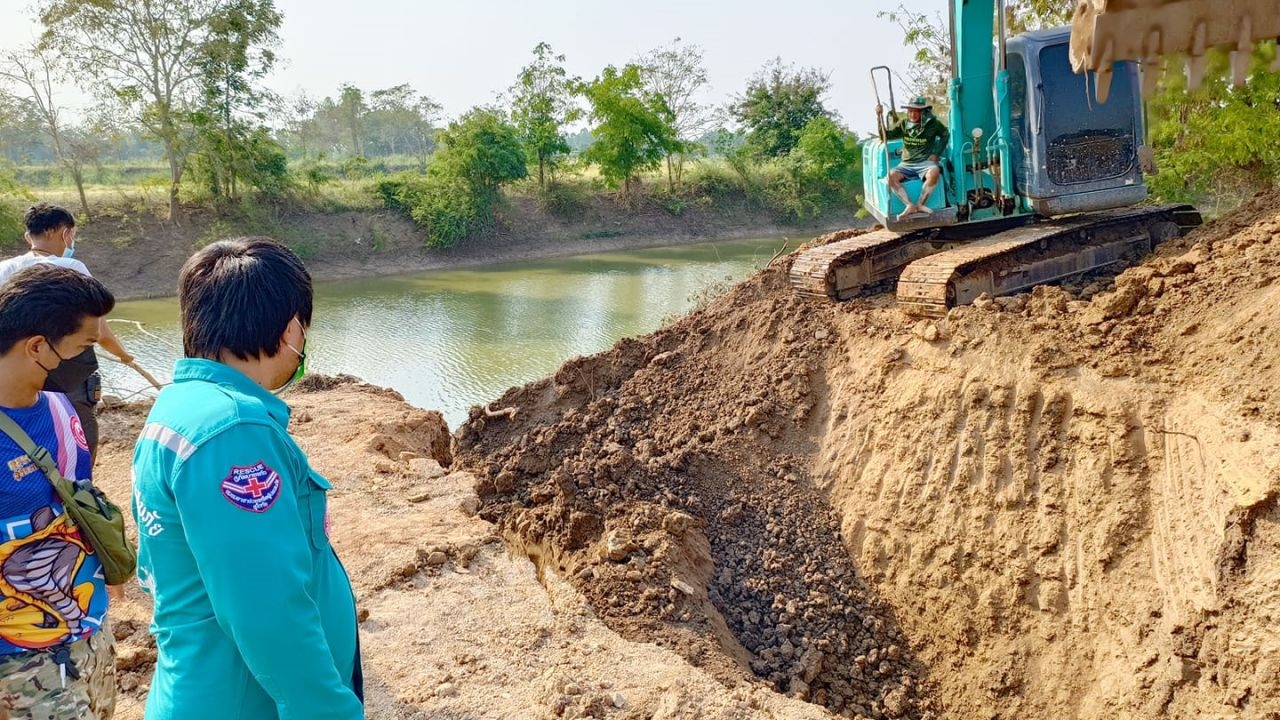 ดินสไลด์ทับคนงานวางท่อระบายน้ำหลัง รพ.สุโขทัย ตาย 3 ศพ ตร.สอบหาสาเหตุ 